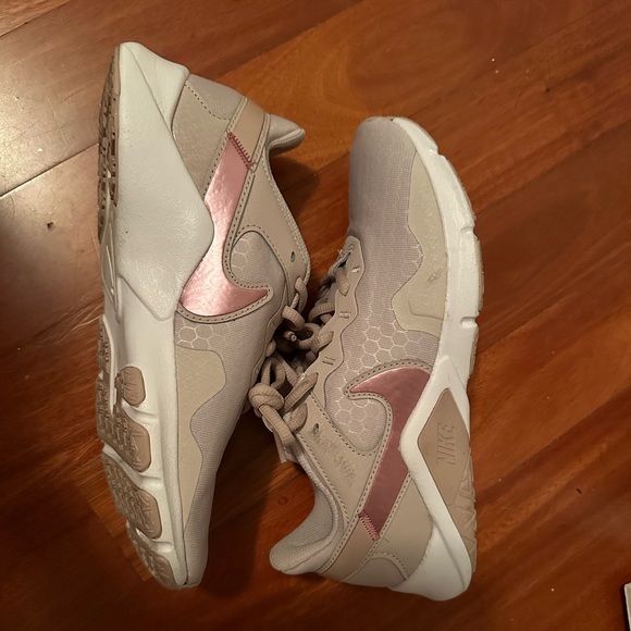 Nike Women’s Shoes, Size 7.5–Like new - Picture 2 of 4